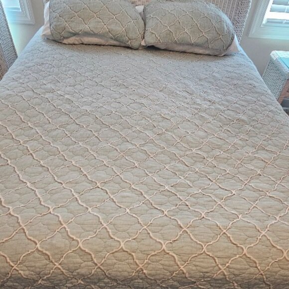 Tommy Bahama Full Queen Light Weight Quilt Bedspread, 2 Matching Shams 96" x 84" - Picture 1 of 8